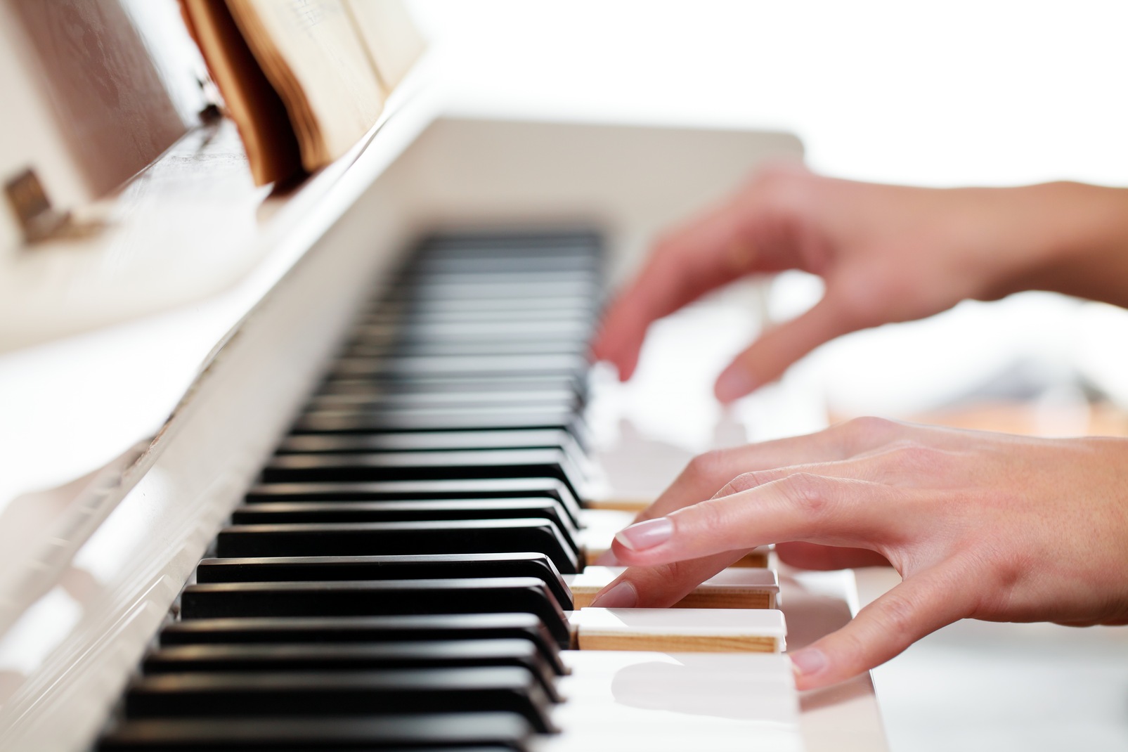 Музыкальный пианино играть. Игра на фортепиано. Игра на фортепьяно. Руки на пианино. Играет на фортепиано.