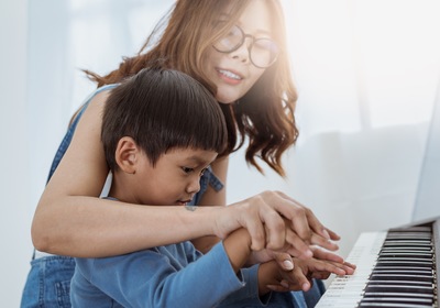 Get Kids Interested in Piano Playing with These Tips