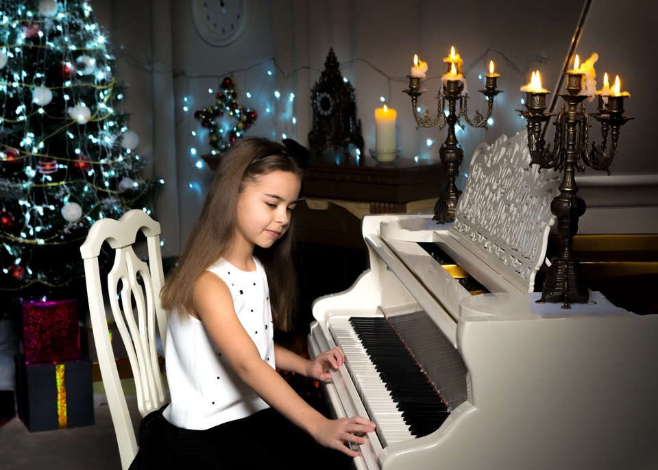 10 Holiday Songs Anyone Can Play On the Piano